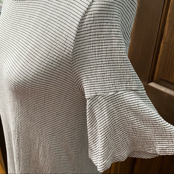 LC Lauren Conrad Bell 3/4 Sleeve Keyhole Back Top - Picture 3 of 9